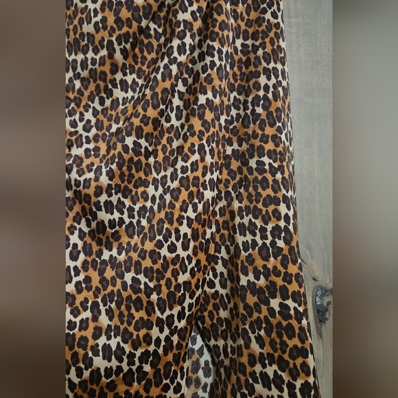 URBAN OUTFITTERS Leopard print Satin kelly Tulip wrap midi skirt. Size XS - Picture 6 of 14